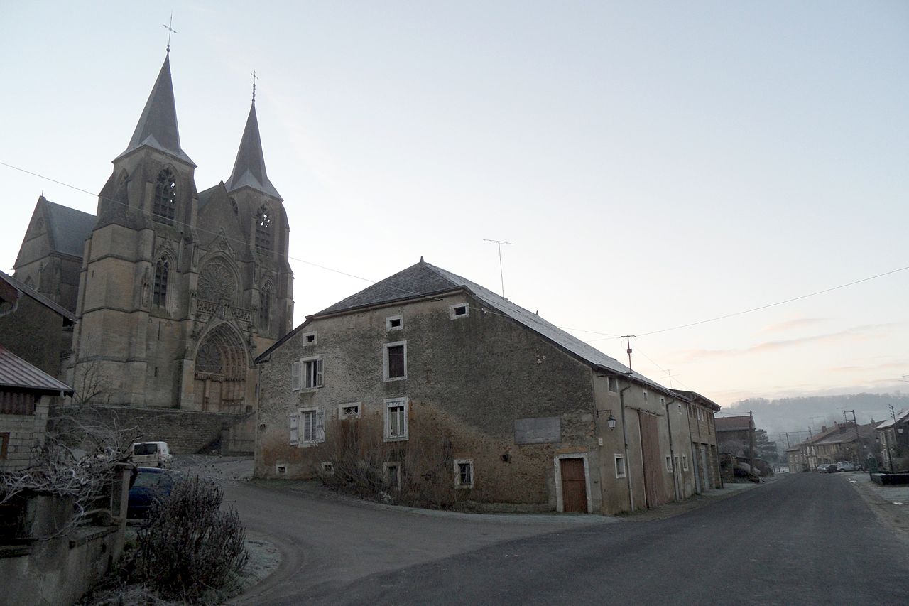 The village of Avioth (France, Meuse Department), on the intersection between the Rue des Comtes de Chiny (main road) and the Rue de la filature. With the Notre-Dame d